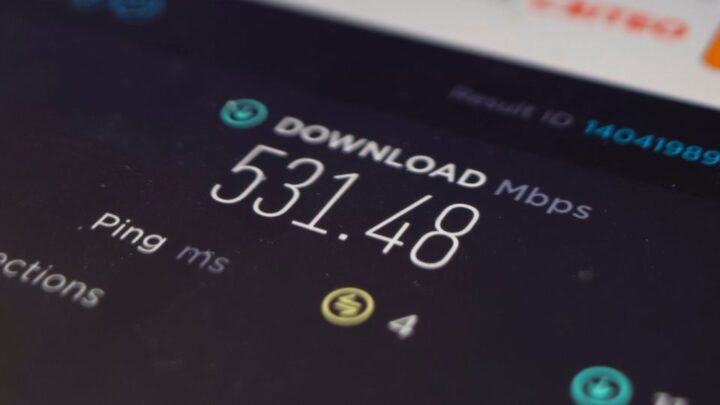 Home office internet speed while connected to a mesh WiFi network
